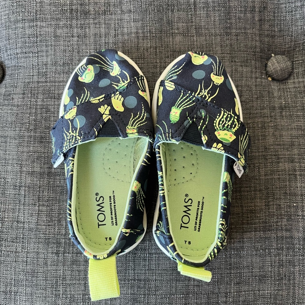 Toms Black and Green Sneakers with Vibrant Pattern